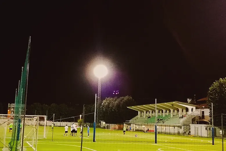 青少年比赛中同龄球员对抗实拍（俱乐部的纠正办法）